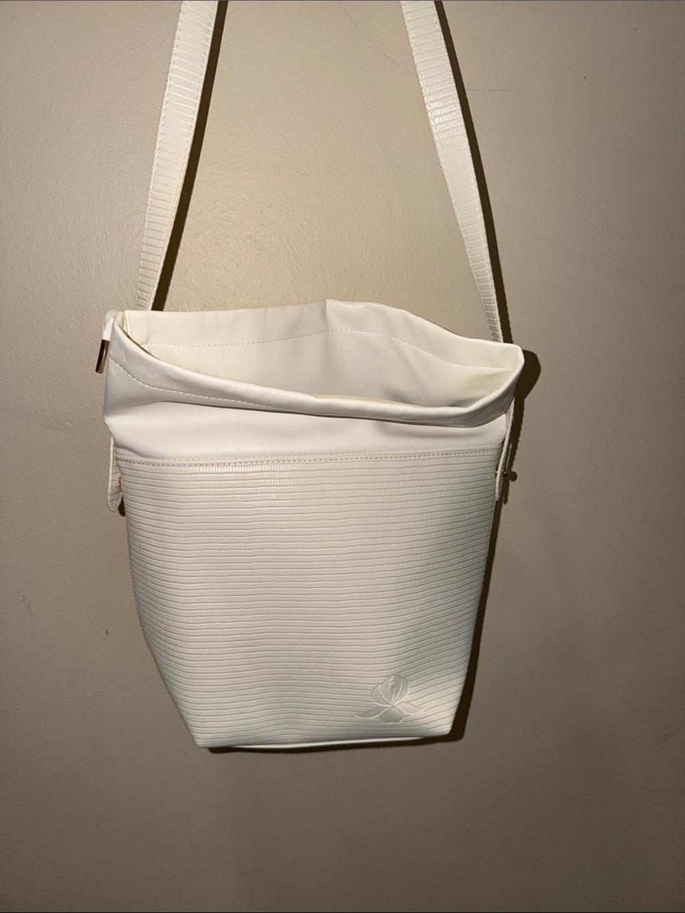 White Women's Crossbody Bucket Bag - Minimal Chic